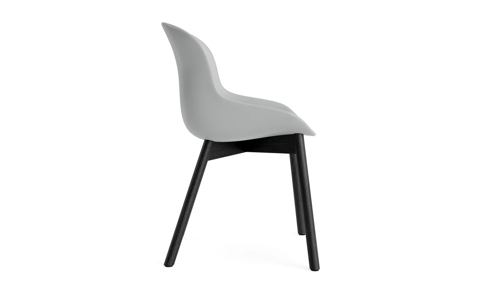 Entdecken Sie den Hyg Stuhl in Schwarzer Eiche/Grau von Normann Copenhagen – ein stilvolles Möbelstück, das Gemütlichkeit und Eleganz vereint.
