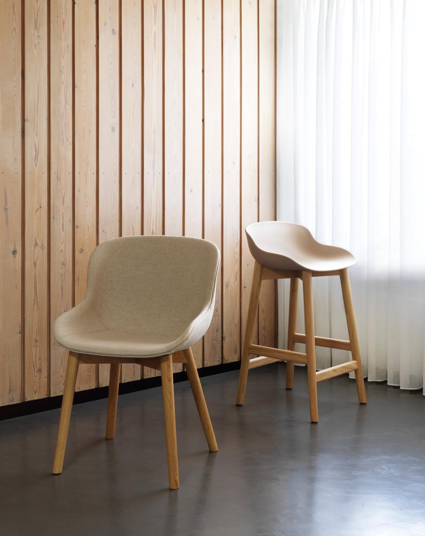 Eleganter Hyg Stuhl aus schwarzer Eiche und olivgrünem Stoff – ideal für stilvolle Wohnräume und modernes Interieur.