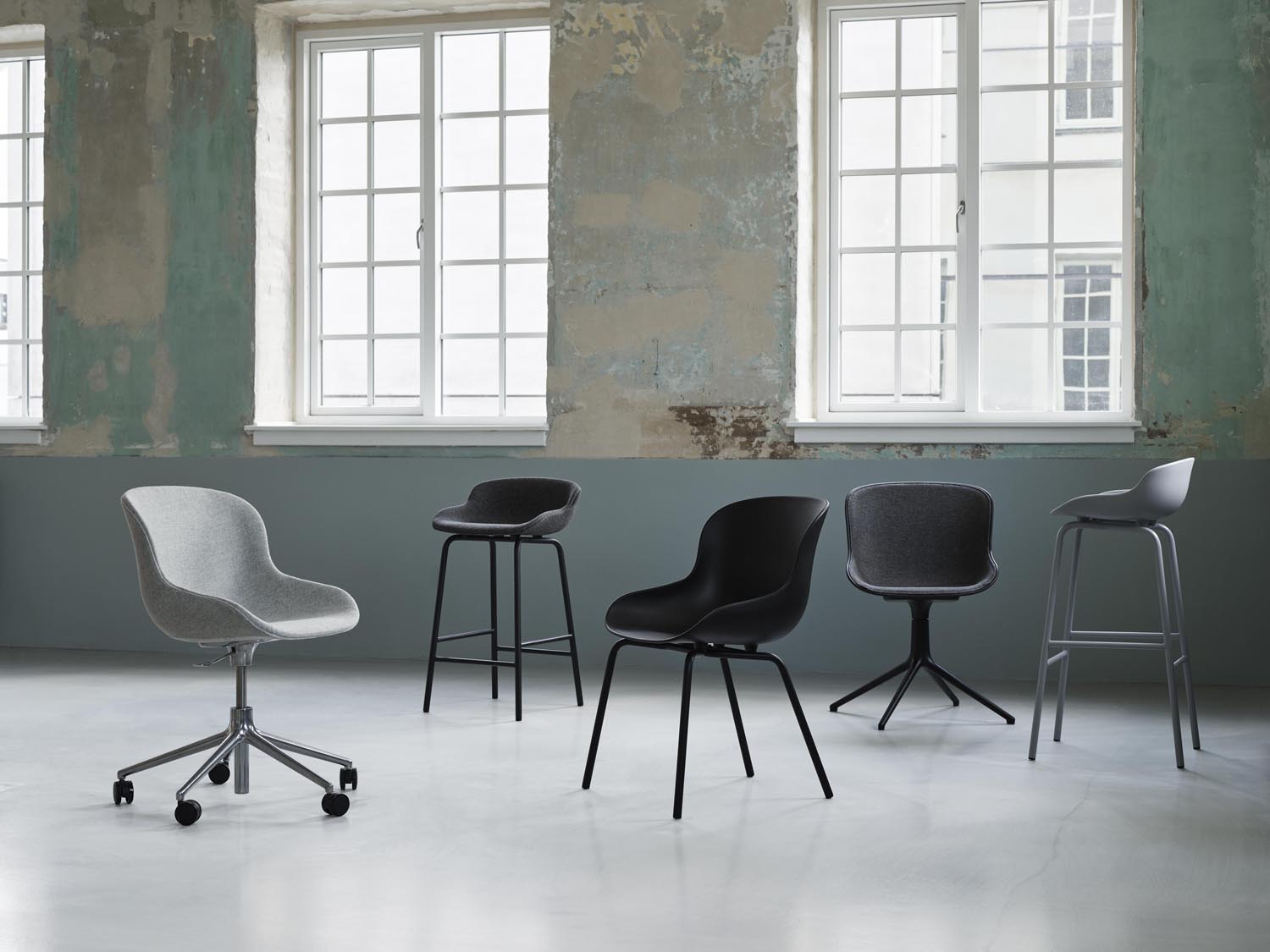 Entdecken Sie den Hyg Drehstuhl 4W von Normann Copenhagen – ein stilvoller, komfortabler Drehstuhl in elegantem Grau, inspiriert von dänischer Hygge.