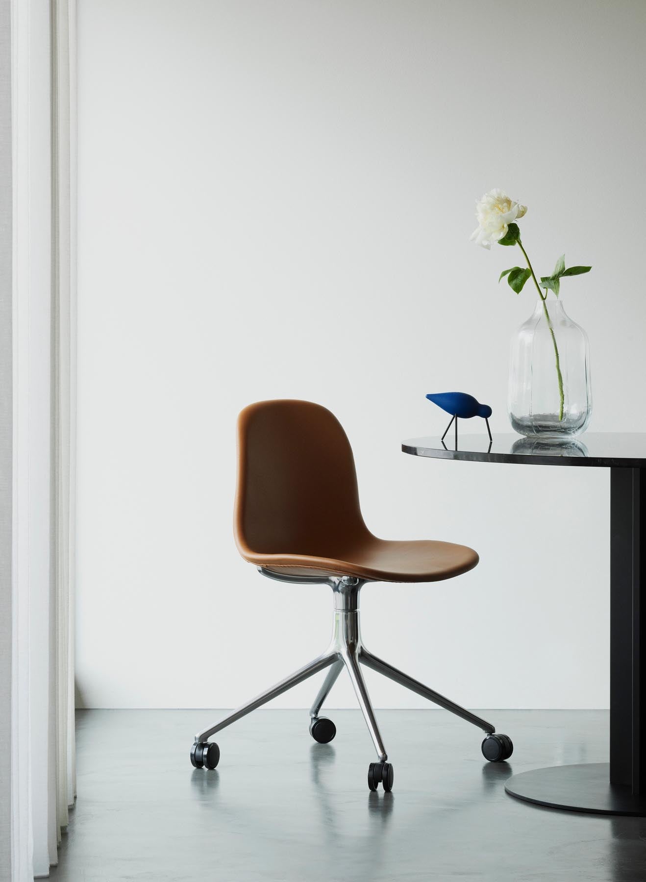 Entdecken Sie den Form Drehstuhl 4W von Normann Copenhagen – stilvolles Design trifft auf individuelle Anpassungsfähigkeit und Komfort.