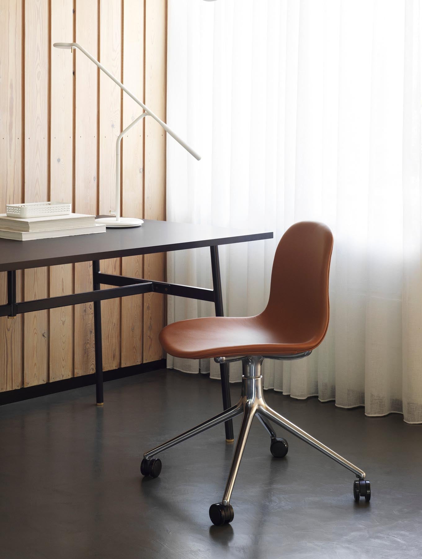 Entdecken Sie den Form Drehstuhl 4W von Normann Copenhagen: elegantes Design, schwarzes Aluminium und stilvolle blaue Sitzschale für jeden Raum.