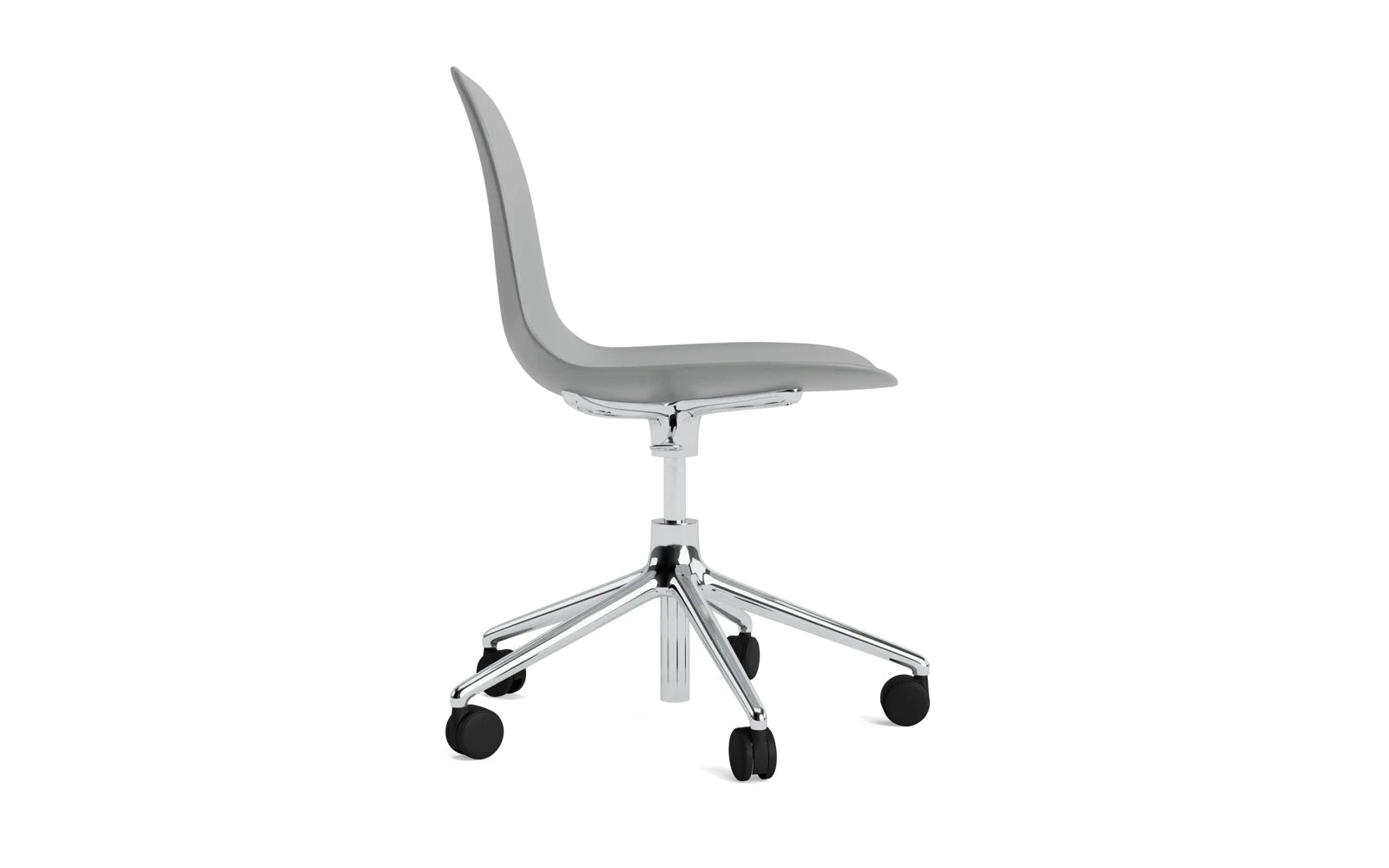 Eleganter Drehstuhl mit Rollen von Normann Copenhagen, vereint Funktionalität und modernes Design für ein komfortables Büroerlebnis.