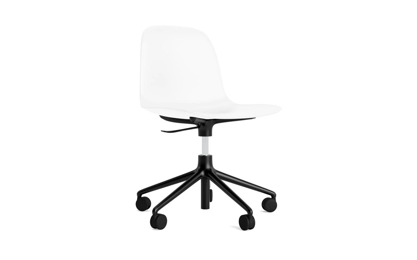 Eleganter Drehstuhl mit Rollen von Normann Copenhagen, ideal für zeitgemäße Büros und stilvolle Arbeitsumgebungen.