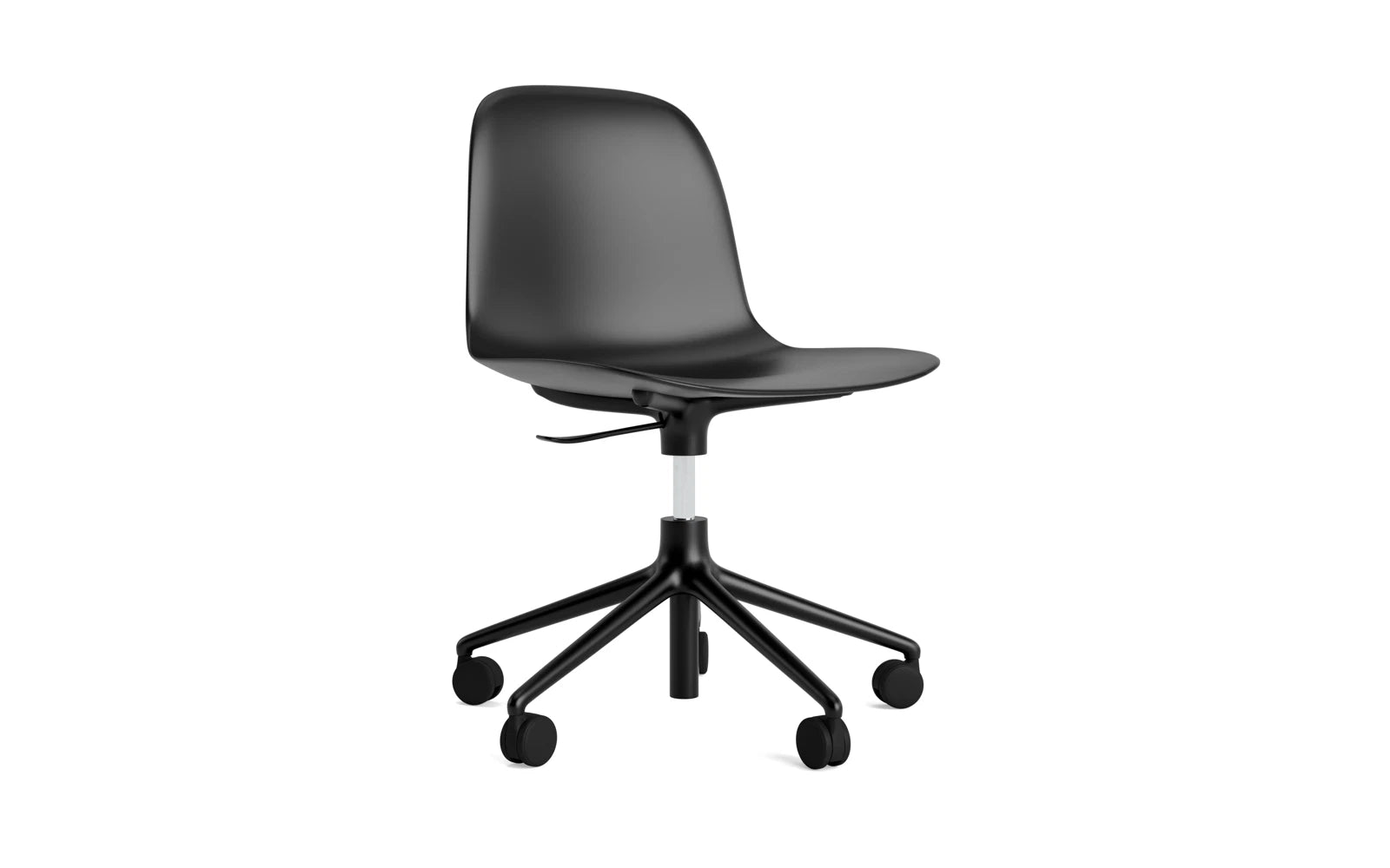 Eleganter Drehstuhl mit Rollen von Normann Copenhagen, perfekt für kreative Arbeitsumgebungen und ergonomischen Komfort.