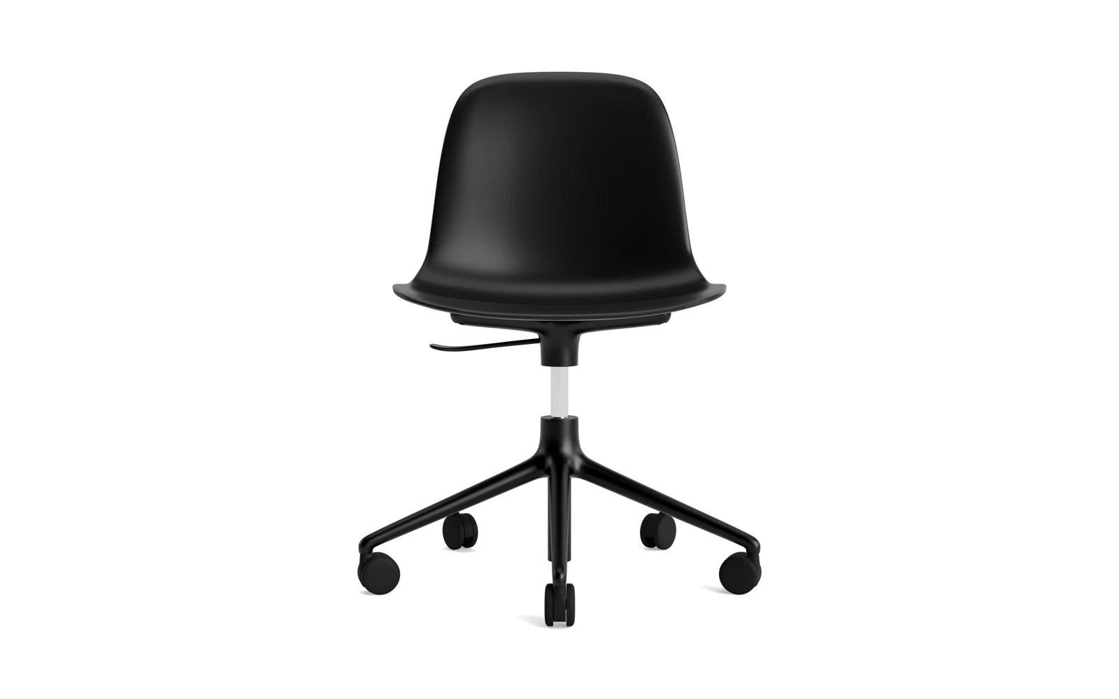 Moderner Drehstuhl mit Rollen von Normann Copenhagen, kombiniert zeitloses Design mit Funktionalität für ein ansprechendes Arbeitsumfeld.