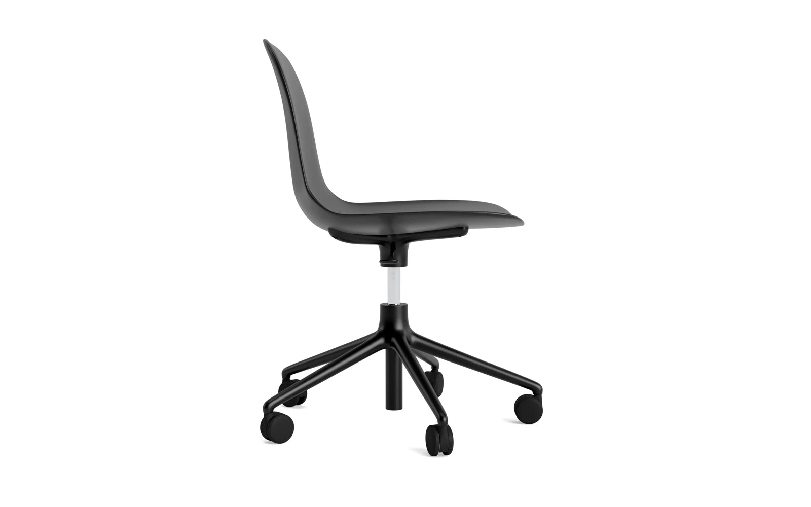 Eleganter Drehstuhl mit Rollen von Normann Copenhagen, der stilvolles Design und hohen Komfort für produktives Arbeiten vereint.