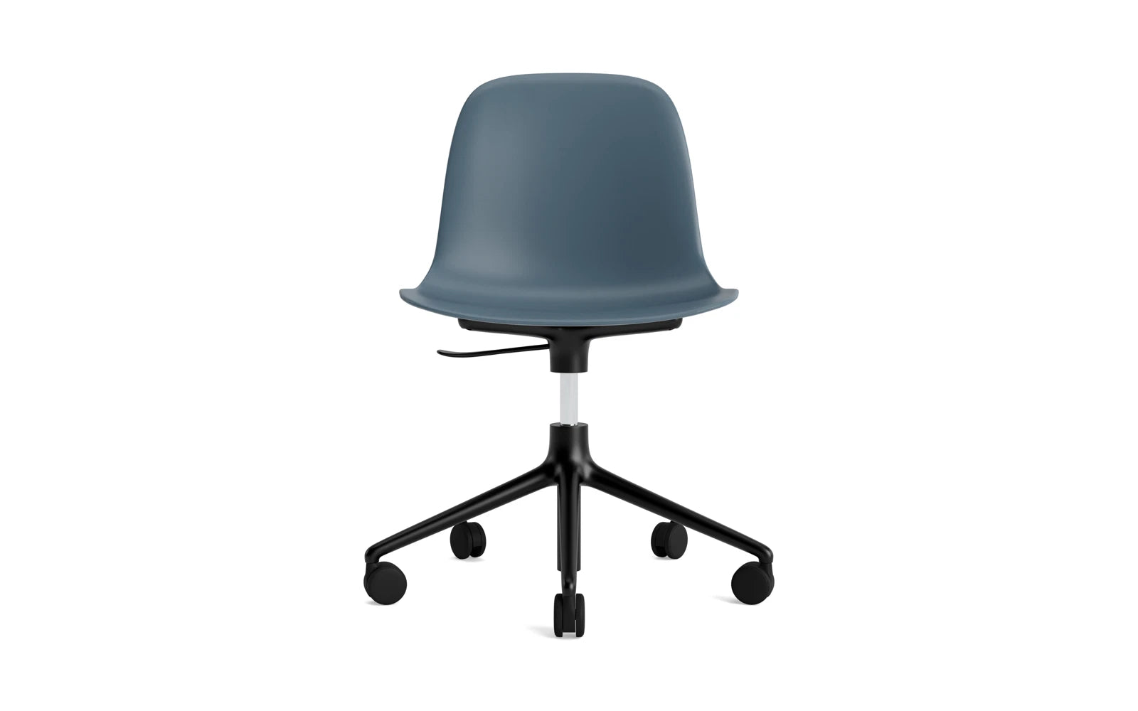 Moderner Drehstuhl von Normann Copenhagen, ideal für kreative Arbeitsumgebungen, mit eleganter Schalenform und praktischen Rollen.