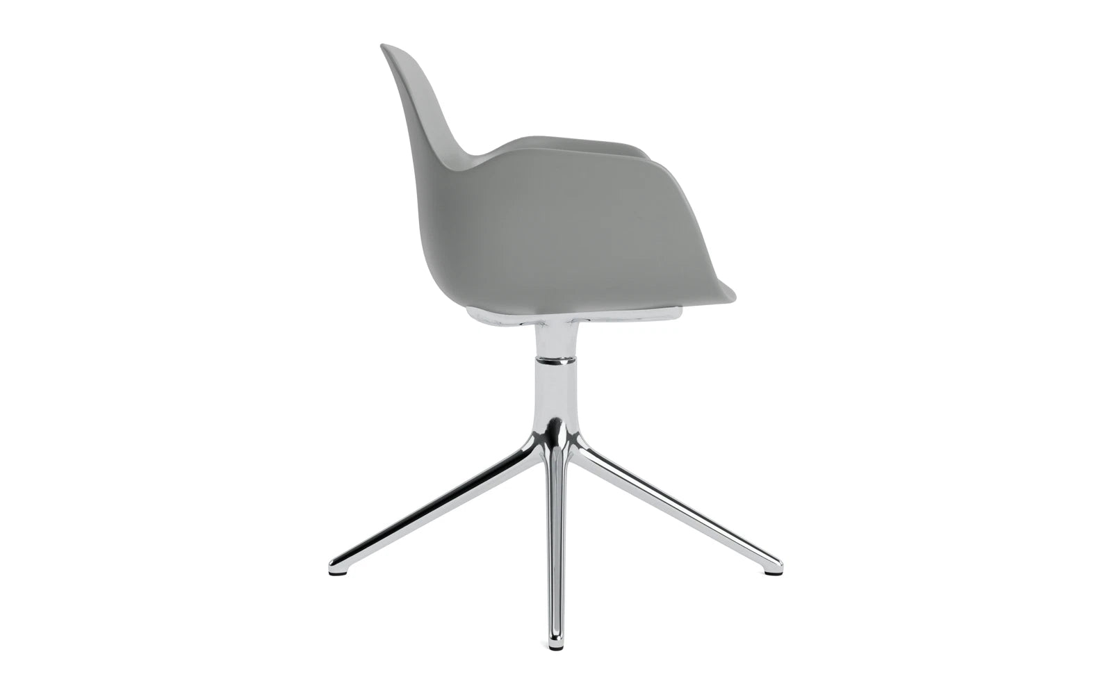 Eleganter Form Drehstuhl mit Armlehnen von Normann Copenhagen in zeitlosem Schwarz, ideal für komfortable Arbeitsumgebungen und moderne Wohnräume.