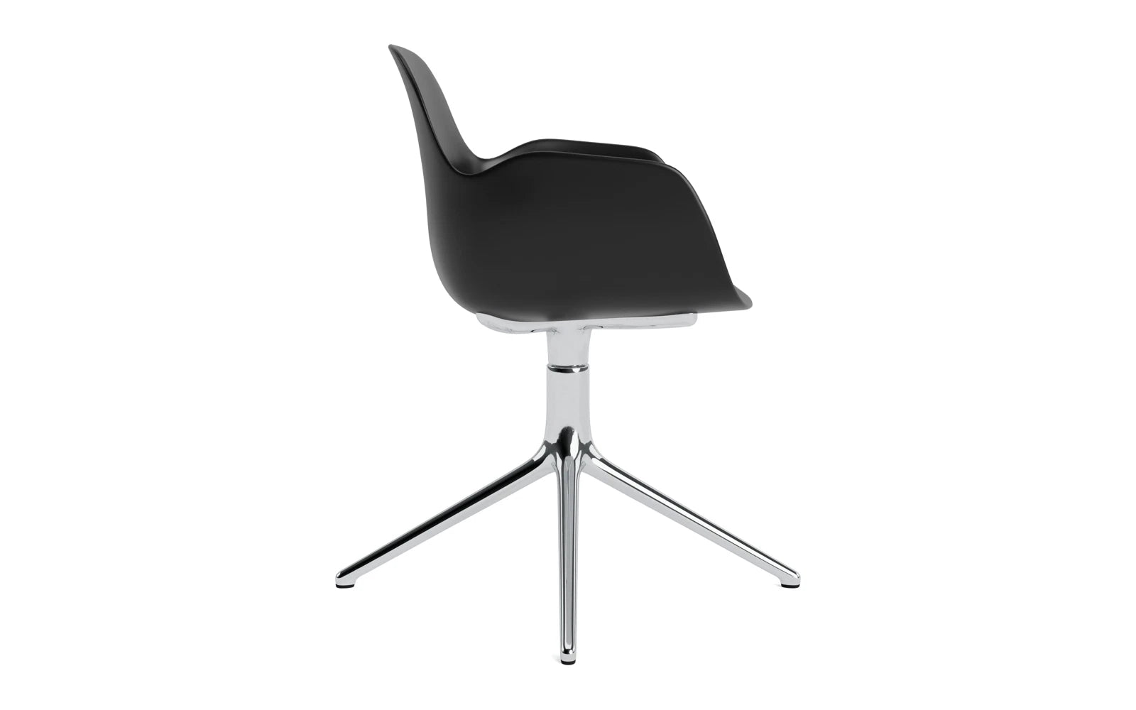 Moderner Form Drehstuhl mit Armlehnen von Normann Copenhagen, vereint Funktionalität und Ästhetik für ein ansprechendes Ambiente.