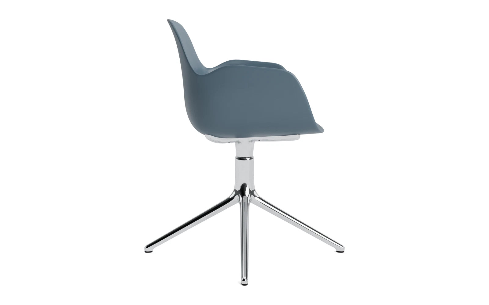 Eleganter Form Drehstuhl mit Armlehnen von Normann Copenhagen, ideal für Büro und Wohnräume, bietet Komfort und zeitgemäße Ästhetik.