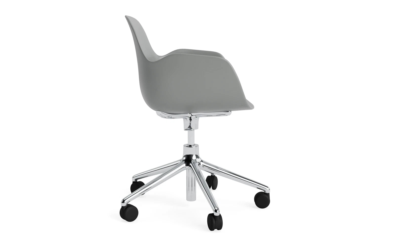 Eleganter Drehstuhl mit Armlehnen von Normann Copenhagen, ideal für stilvolle Büros und komfortables Arbeiten.