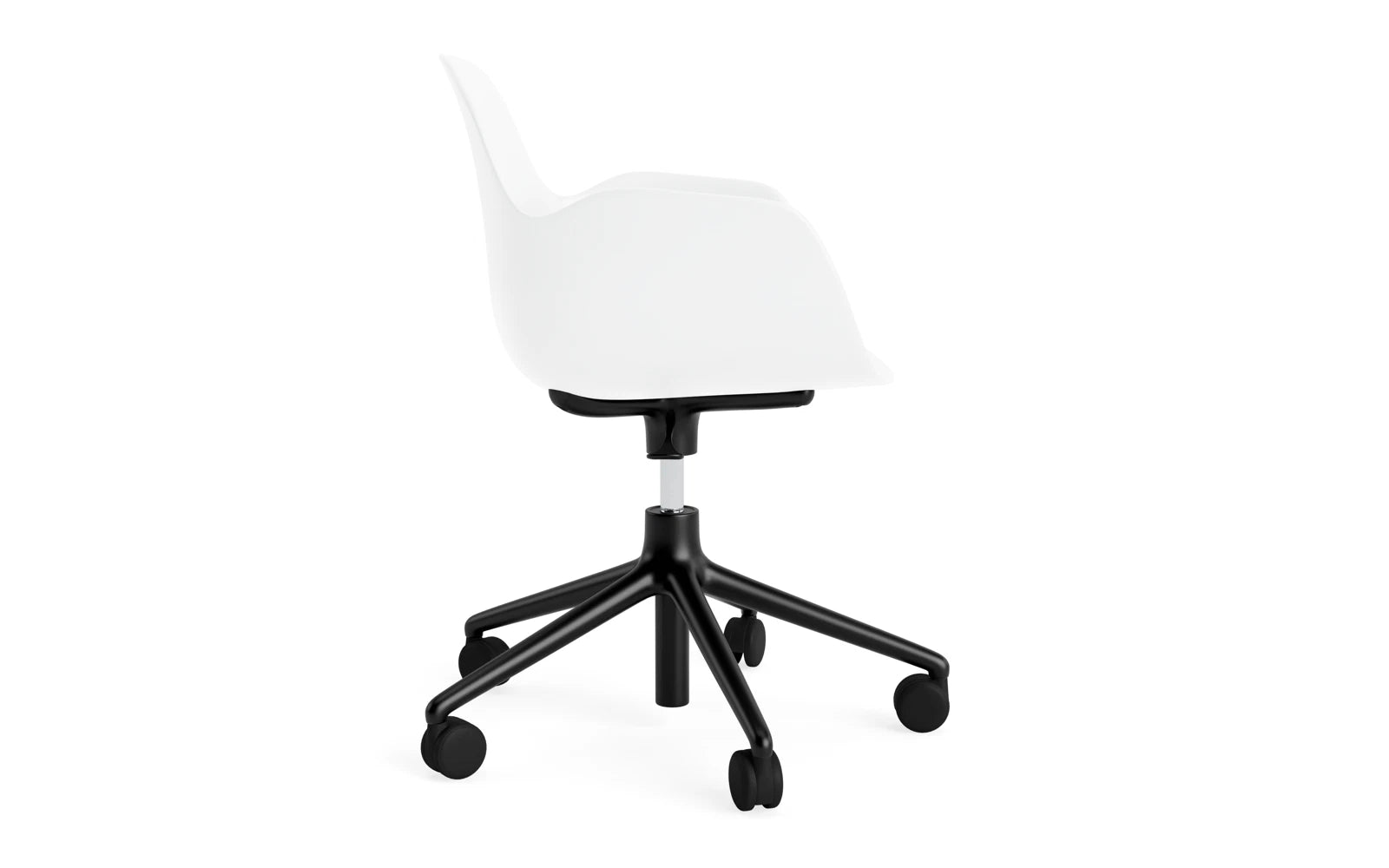 Eleganter Drehstuhl mit Armlehnen von Normann Copenhagen, perfekt für kreative Arbeitsumgebungen. Bequeme Polsterung und modernes Design.