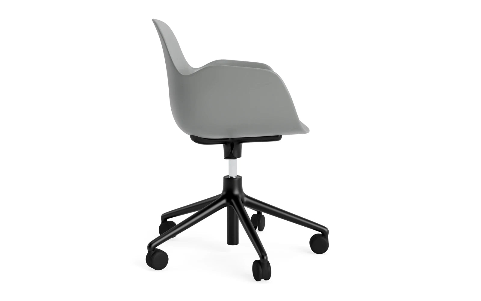 Moderner Bürostuhl mit Armlehnen und Rollen von Normann Copenhagen, ideal für stilvolle Arbeitsumgebungen und ergonomischen Komfort.