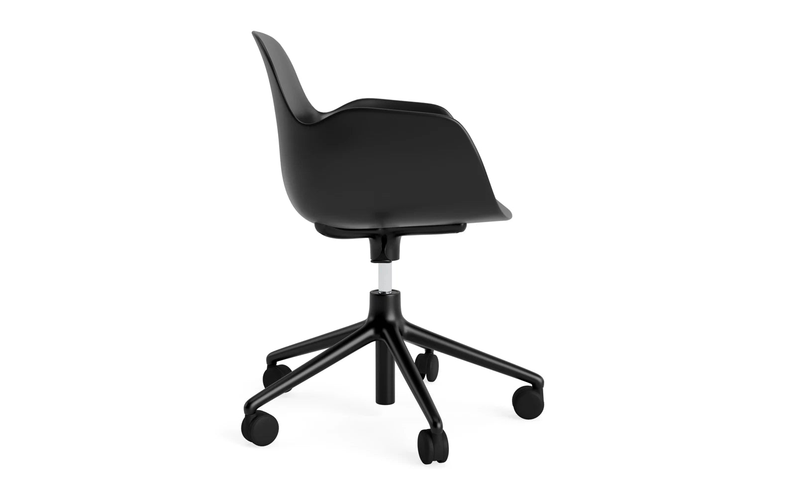 Eleganter Drehstuhl von Normann Copenhagen mit komfortablen Armlehnen und Rollen, perfekt für dynamische Büroumgebungen.