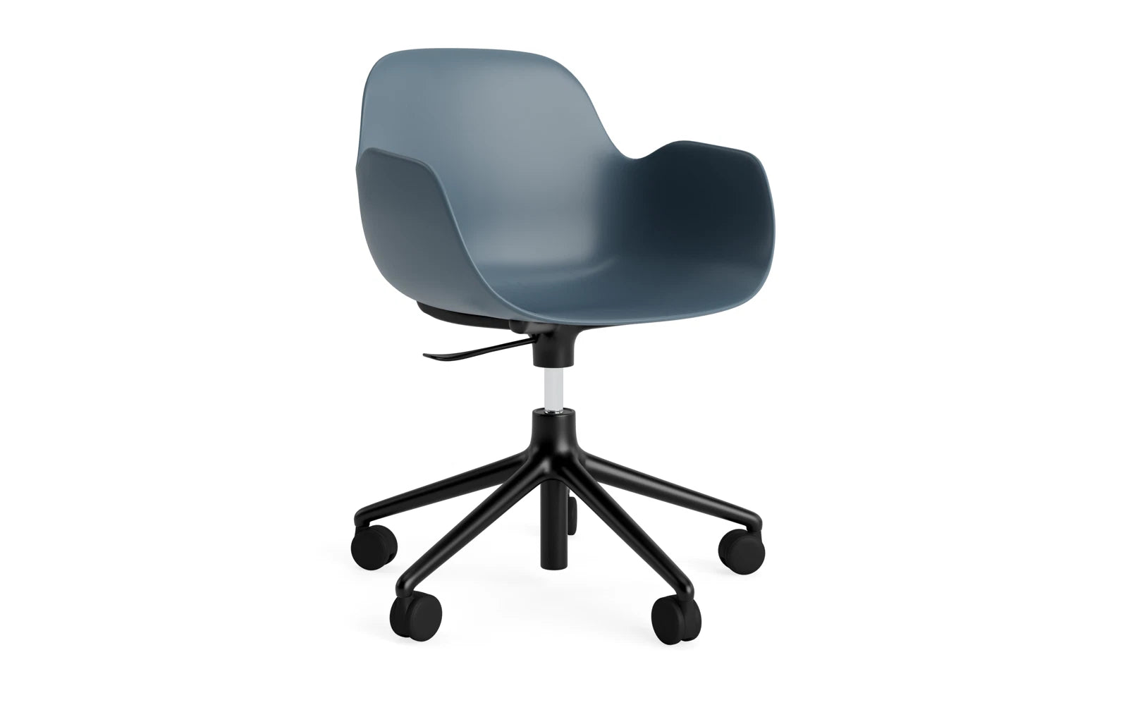 Eleganter Drehstuhl mit Armlehnen von Normann Copenhagen, ideal für modernes Bürodesign und ergonomischen Sitzkomfort.
