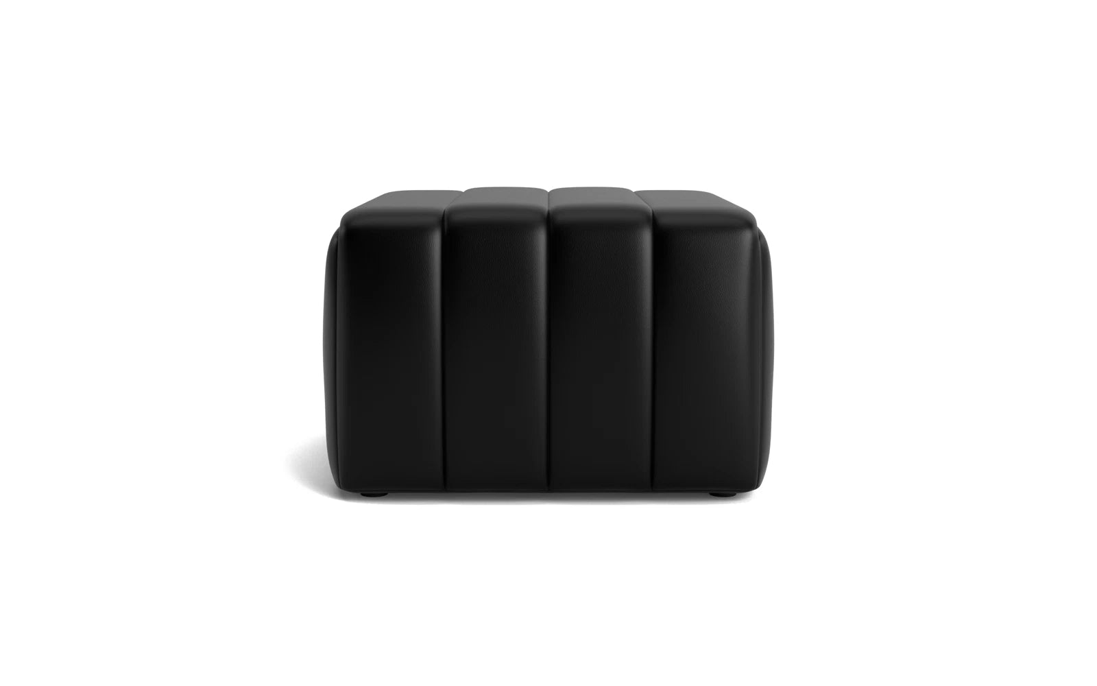 Entdecken Sie den Scene Pouf Klein Ultra von Normann Copenhagen – ein stilvolles, komfortables Möbelstück, das jeden Raum aufwertet.