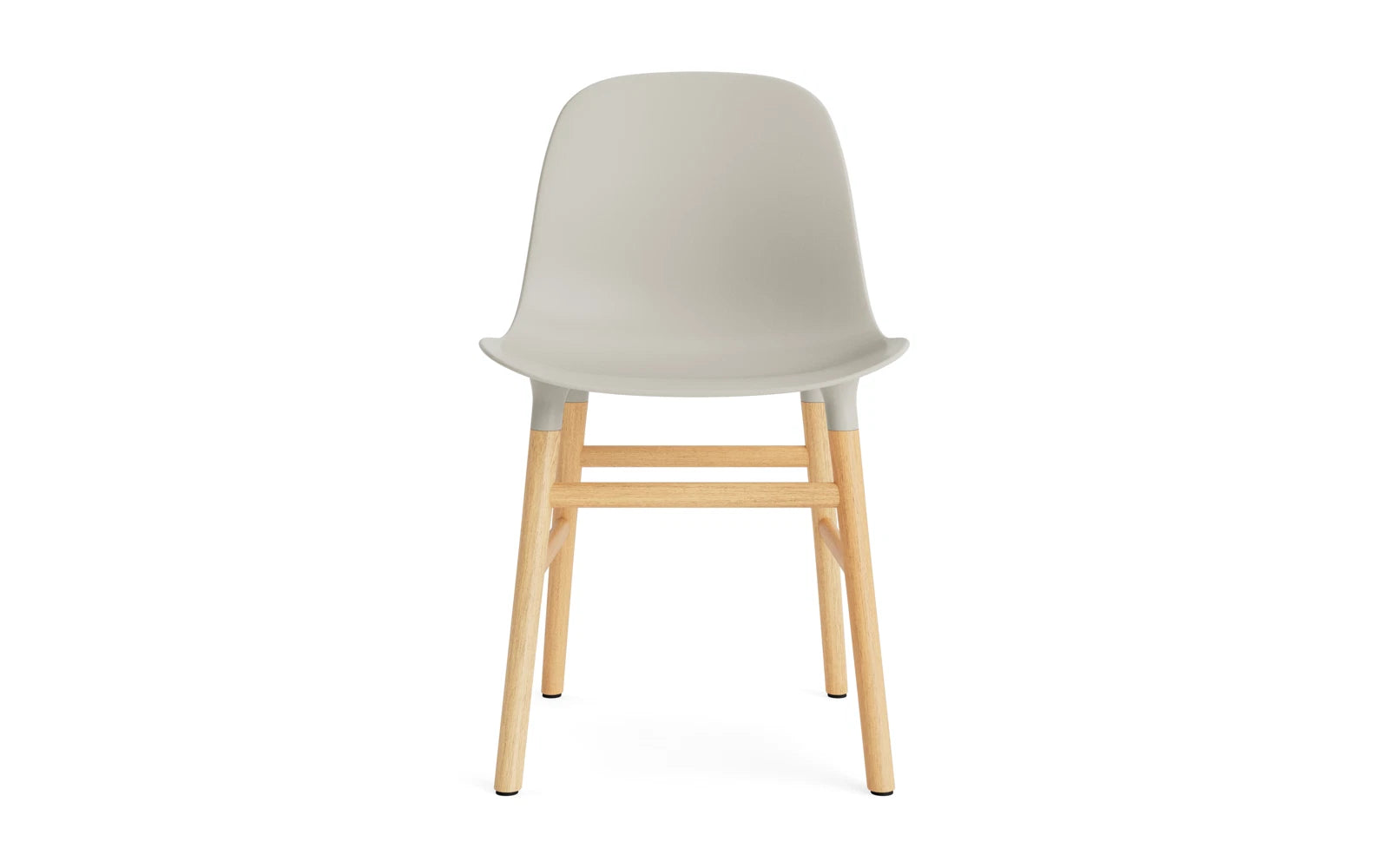 Stylischer Form Stuhl in Hellgrau mit Eichenbeinen von Normann Copenhagen – ideal für moderne Wohnräume und stilvolle Akzente.