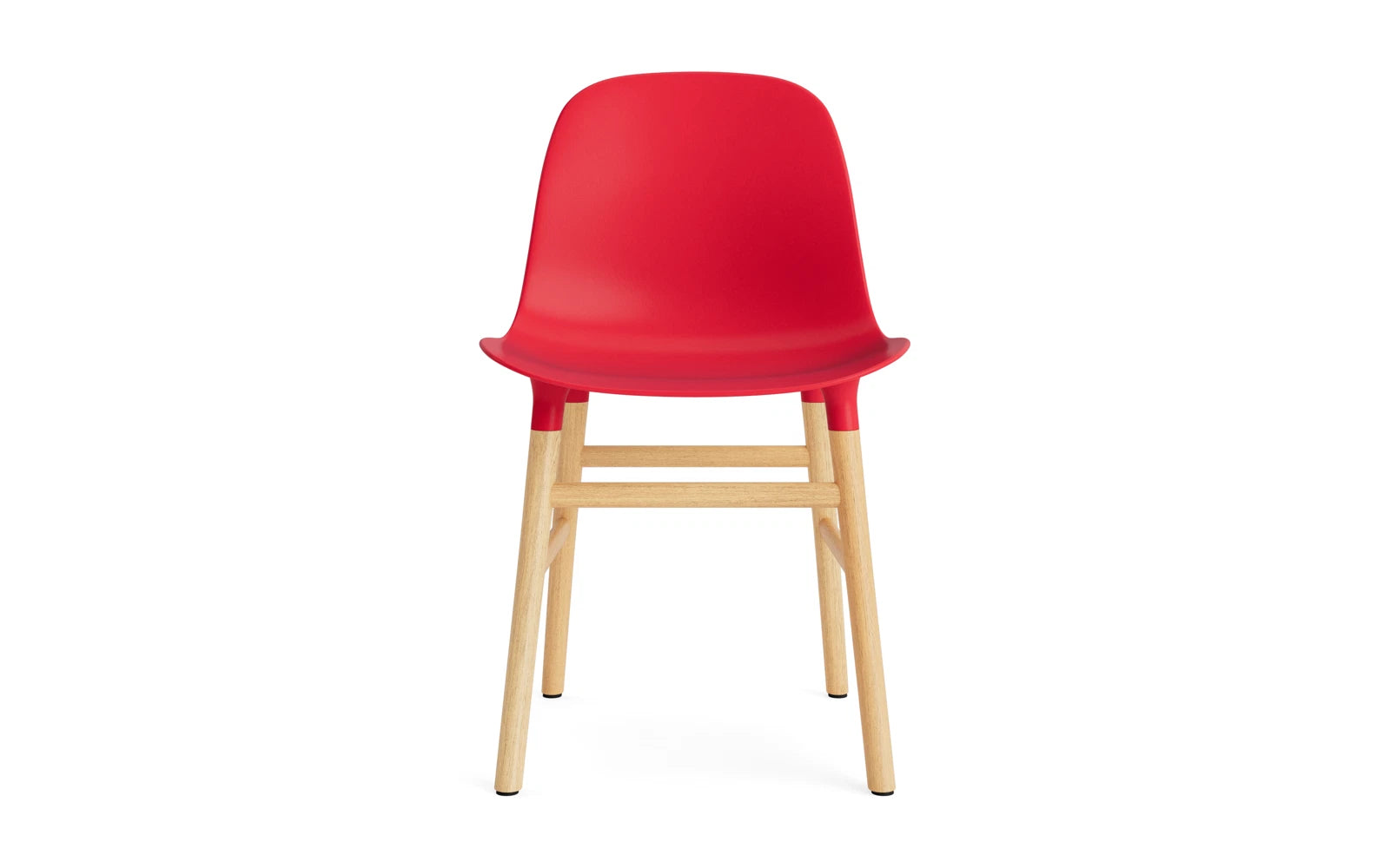 Erleben Sie den Form Stuhl in strahlendem Rot und Eiche von Normann Copenhagen – ein stilvolles Möbelstück, das modernes Design und hohen Komfort vereint.