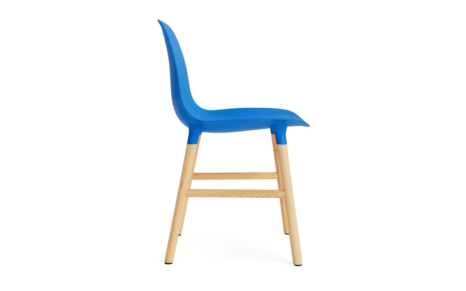 Entdecken Sie den Form Stuhl in leuchtendem Blau mit elegantem Eichenholzgestell – ein stilvolles Möbelstück, das Komfort und modernes Design vereint.