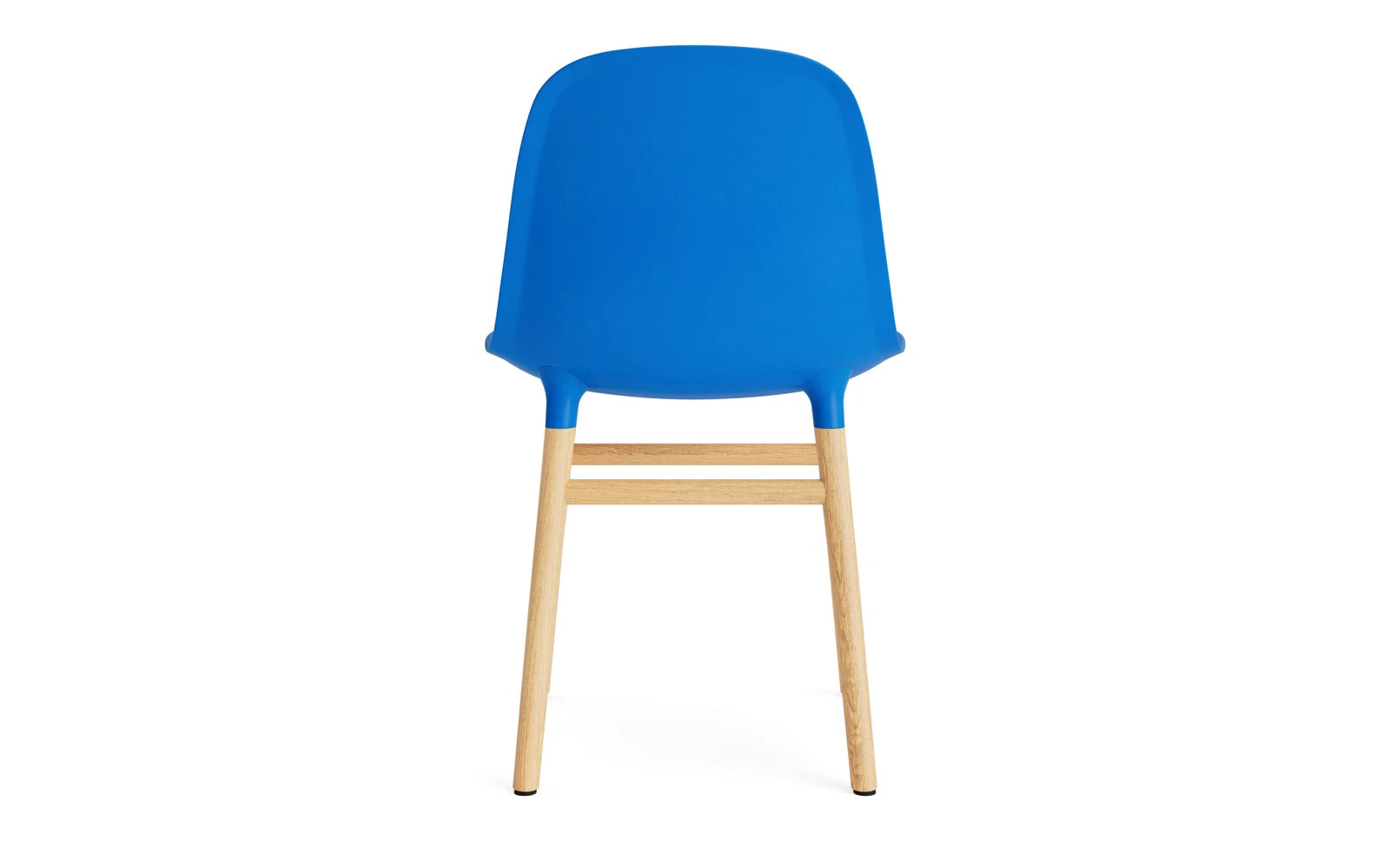Erleben Sie den Form Stuhl in strahlendem Blau mit Eichenholzgestell – ein harmonisches Zusammenspiel aus zeitgemäßem Design und höchstem Komfort.