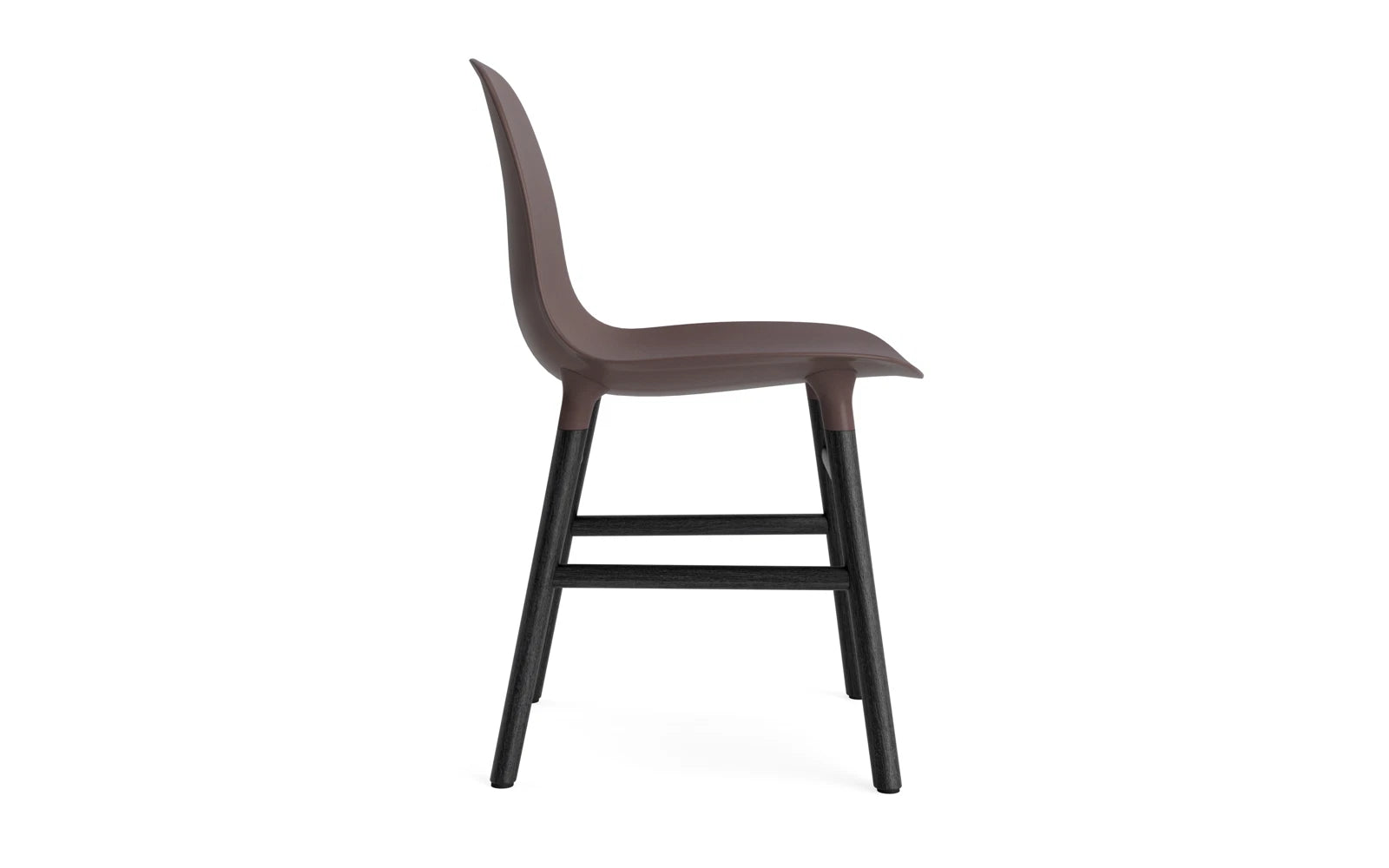 Entdecken Sie den Form Stuhl Braun/Schwarz von Normann Copenhagen – ein stilvolles Möbelstück, das modernes skandinavisches Design und hohen Komfort vereint.