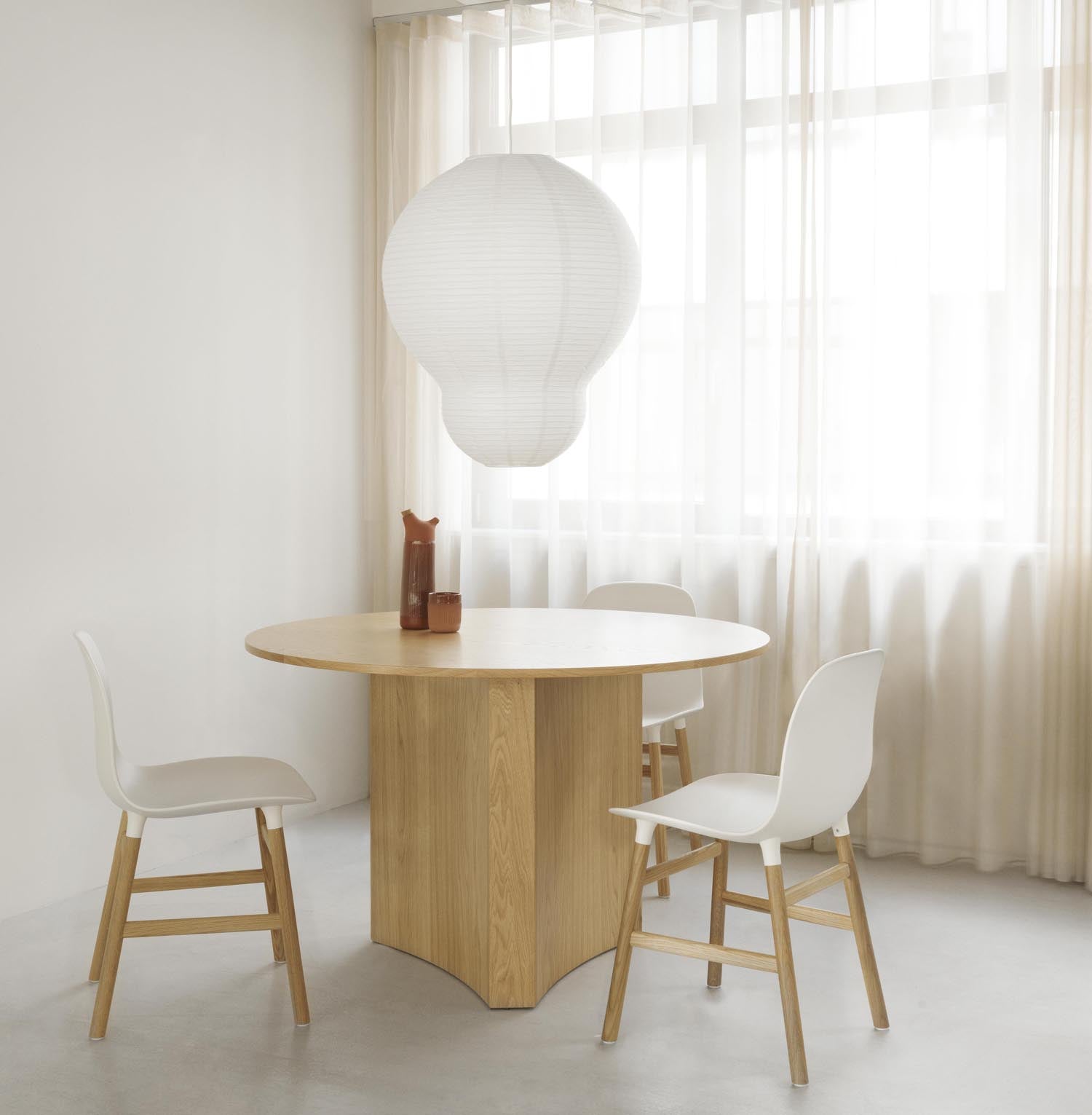 Erleben Sie den Form Stuhl Braun/Schwarz von Normann Copenhagen – ein harmonisches Zusammenspiel aus modernem Design und höchstem Komfort.