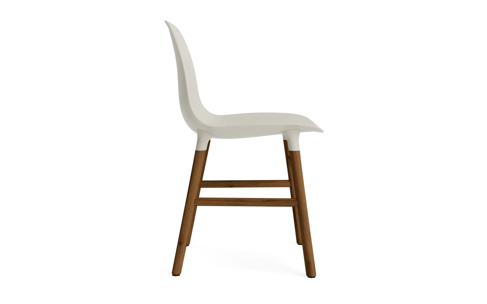 Entdecken Sie den Form Stuhl in Hellgrau/Walnuss von Normann Copenhagen – ein stilvolles Möbelstück, das modernes Design und hohen Komfort vereint.