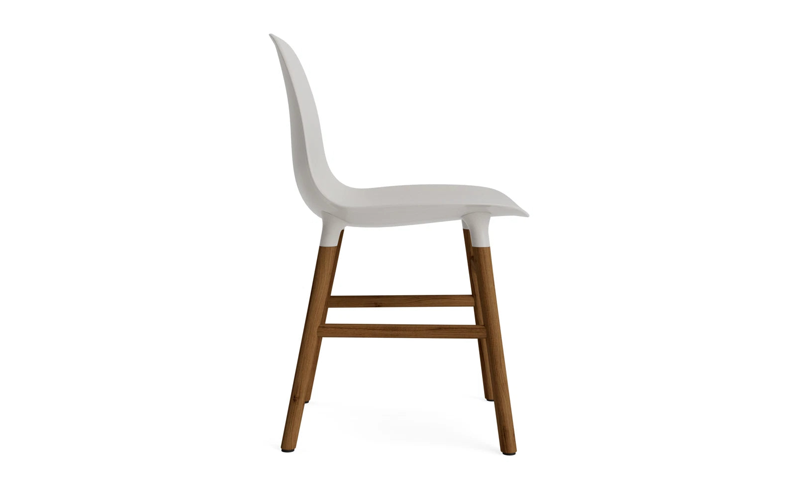 Entdecken Sie den Form Stuhl in Warmem Grau und Walnuss von Normann Copenhagen – ein zeitloses Möbelstück, das Eleganz und Komfort vereint.