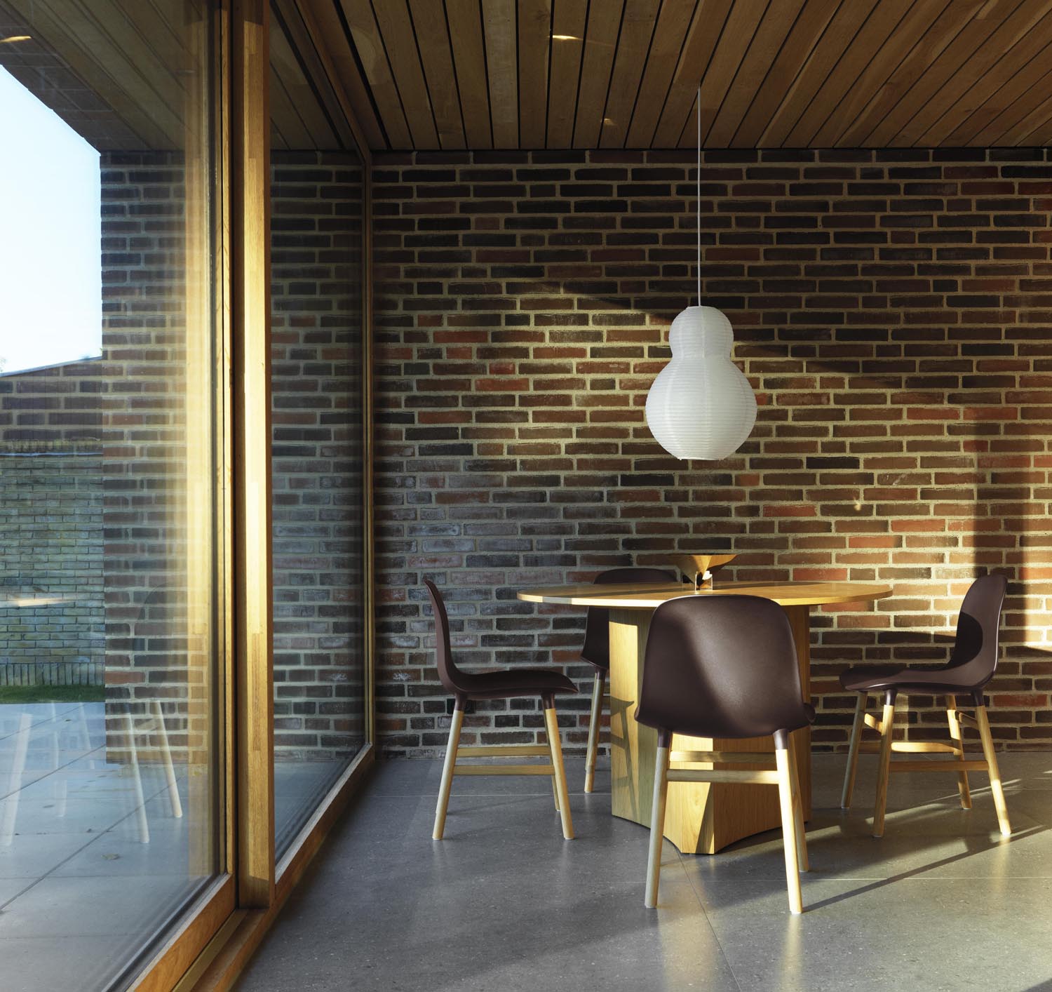 Erleben Sie den Form Stuhl Creme/Walnuss von Normann Copenhagen – ein harmonisches Zusammenspiel aus modernem Design und hochwertiger Verarbeitung.