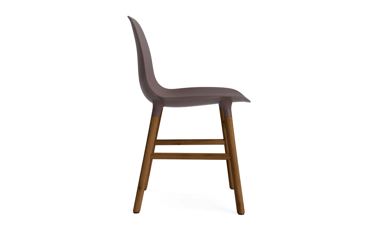 Eleganter Form Stuhl in edlem Braun mit Walnuss-Akzenten von Normann Copenhagen, perfekt für stilvolle Einrichtung und Komfort.