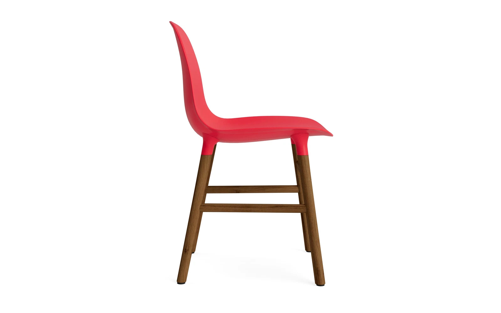 Der Form Stuhl in leuchtendem Rot mit Walnussbeinen vereint modernes Design und Komfort, ideal für stilvolle Wohnräume.