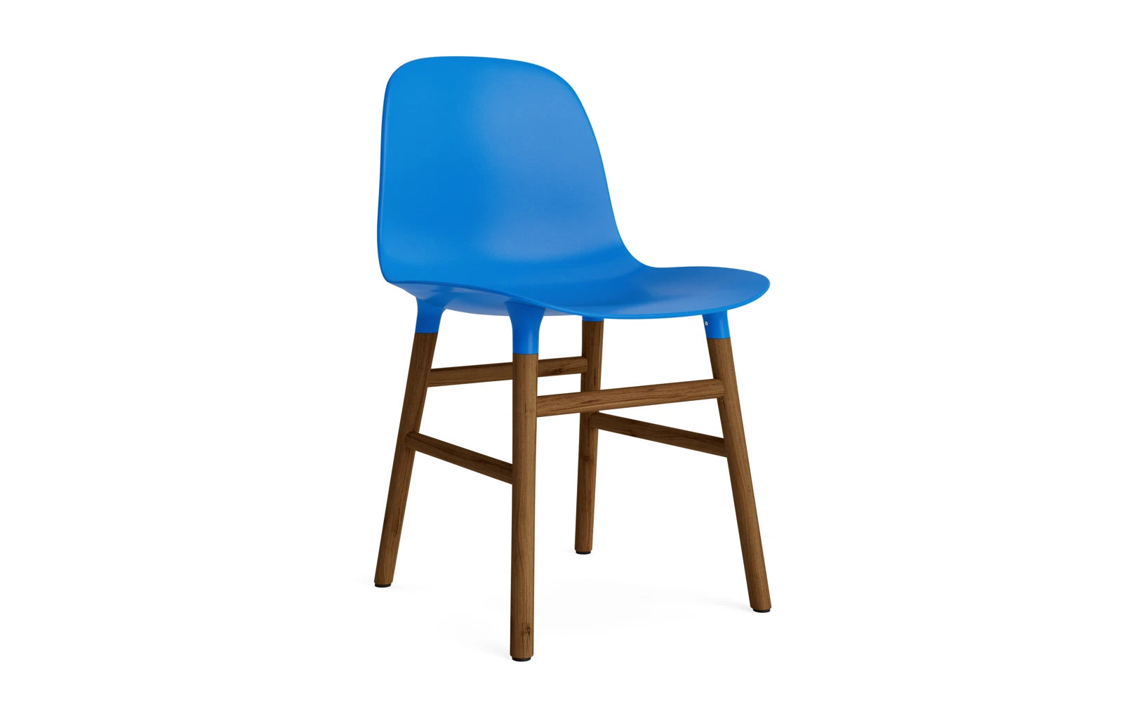 Form Stuhl Leuchtendes Blau/Walnuss in  präsentiert im Onlineshop von KAQTU Design AG. Stuhl ist von Normann Copenhagen