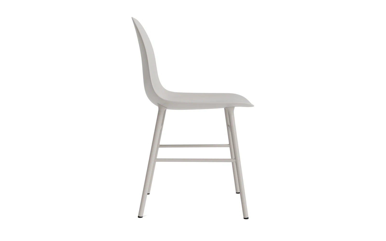 Entdecken Sie den Form Stuhl in Warmem Grau von Normann Copenhagen – ein stilvolles Möbelstück, das modernes Design und höchsten Komfort vereint.