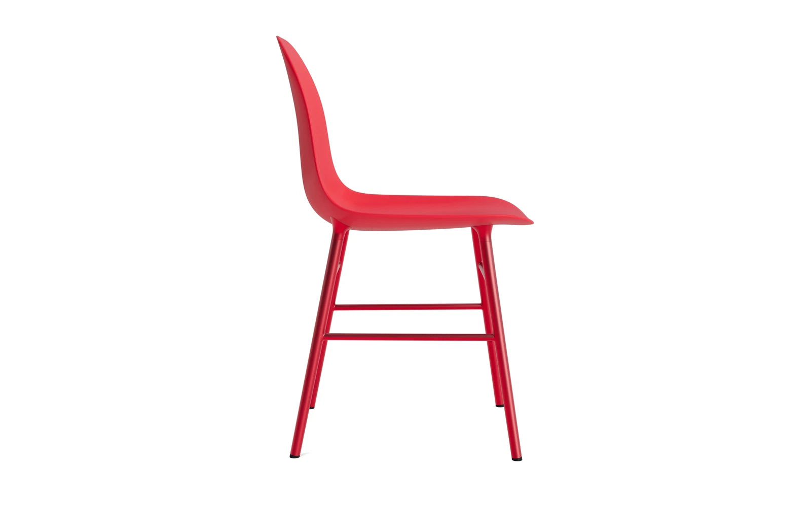 Der Form Stuhl in strahlendem Rot von Normann Copenhagen – ein elegantes Designhighlight für jeden Raum, das Komfort und Stil vereint.