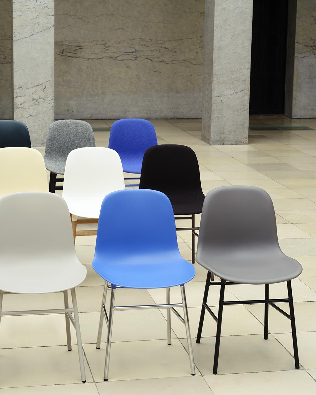 Erleben Sie den Form Stuhl in strahlendem Blau von Normann Copenhagen – ein elegantes, funktionales Designhighlight für Ihr Zuhause.