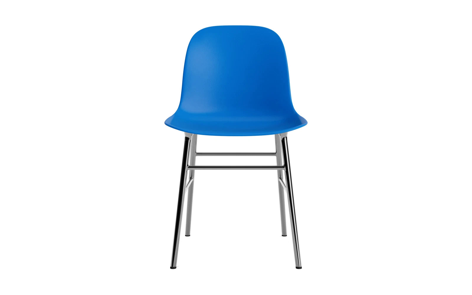 Entdecken Sie den Form Stuhl in leuchtendem Blau mit glänzenden Chromakzenten von Normann Copenhagen – ein stilvolles Highlight für jedes Zuhause.