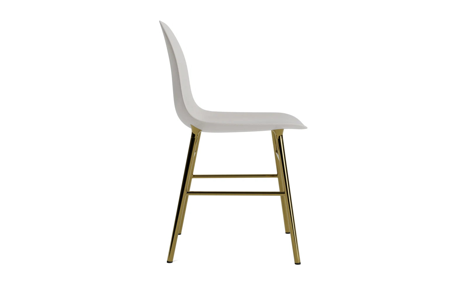 Eleganter Form Stuhl in warmem Grau mit stilvollen Messingbeinen von Normann Copenhagen – ideal für modernes Wohnen.