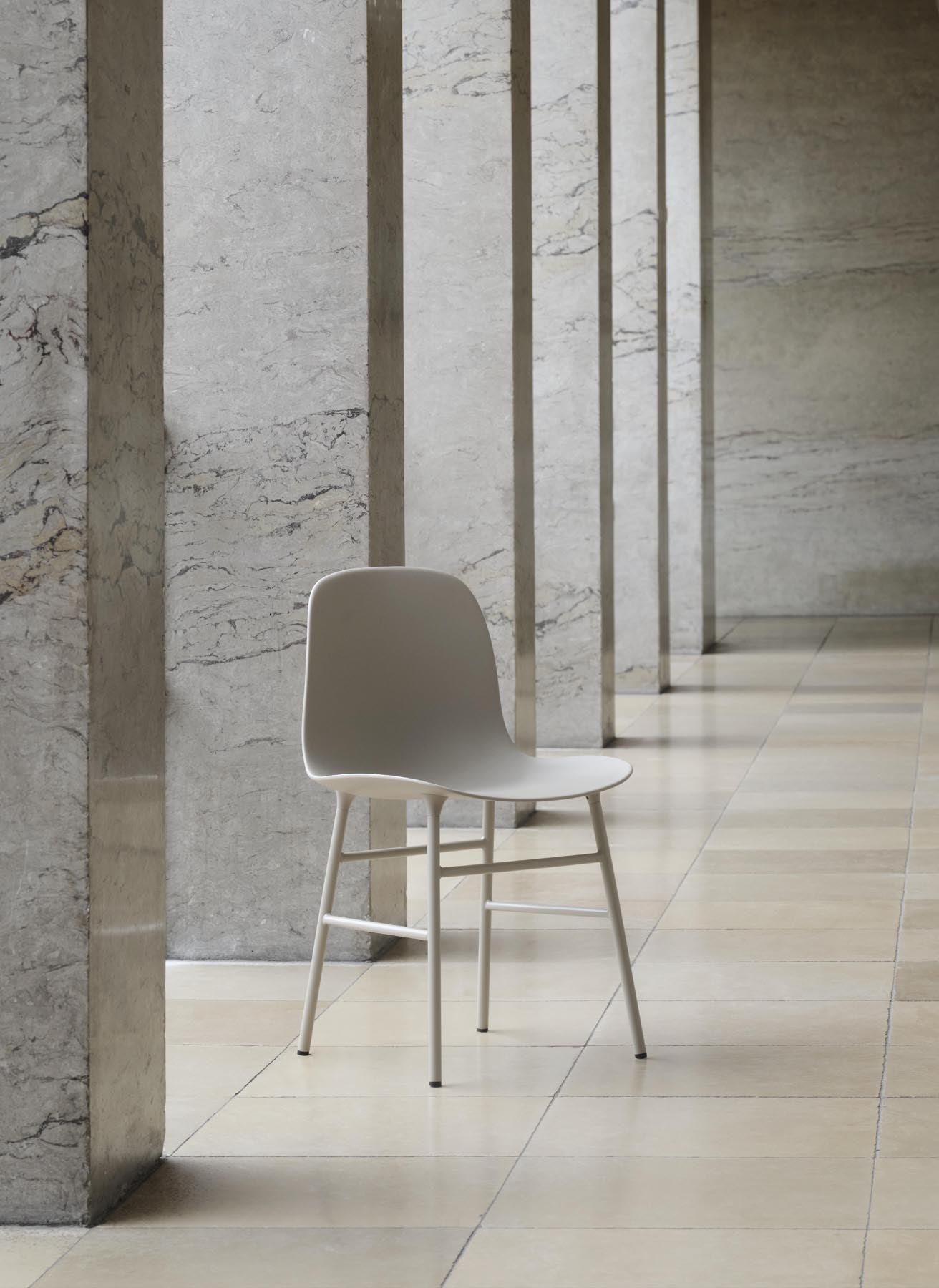 Entdecken Sie den Form Stuhl in warmem Grau mit edlen Messingbeinen von Normann Copenhagen – ein zeitloses Designhighlight für Ihr Zuhause.