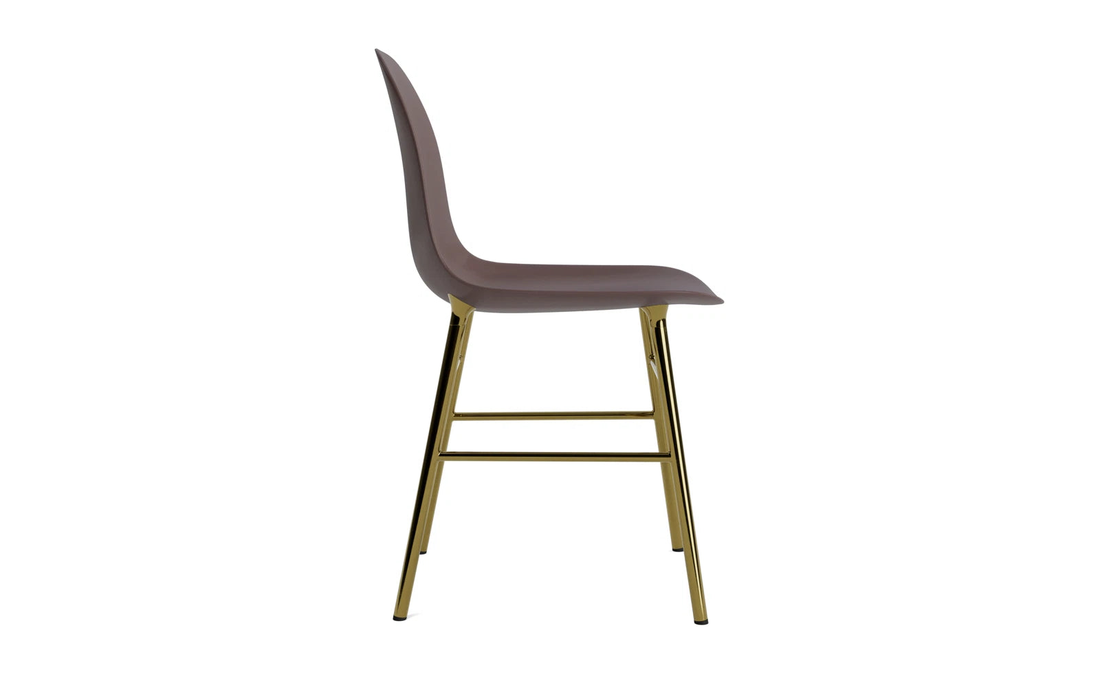 Eleganter Form Stuhl in warmem Braun mit luxuriösen Messingakzenten von Normann Copenhagen, ideal für zeitgemäße Einrichtung.