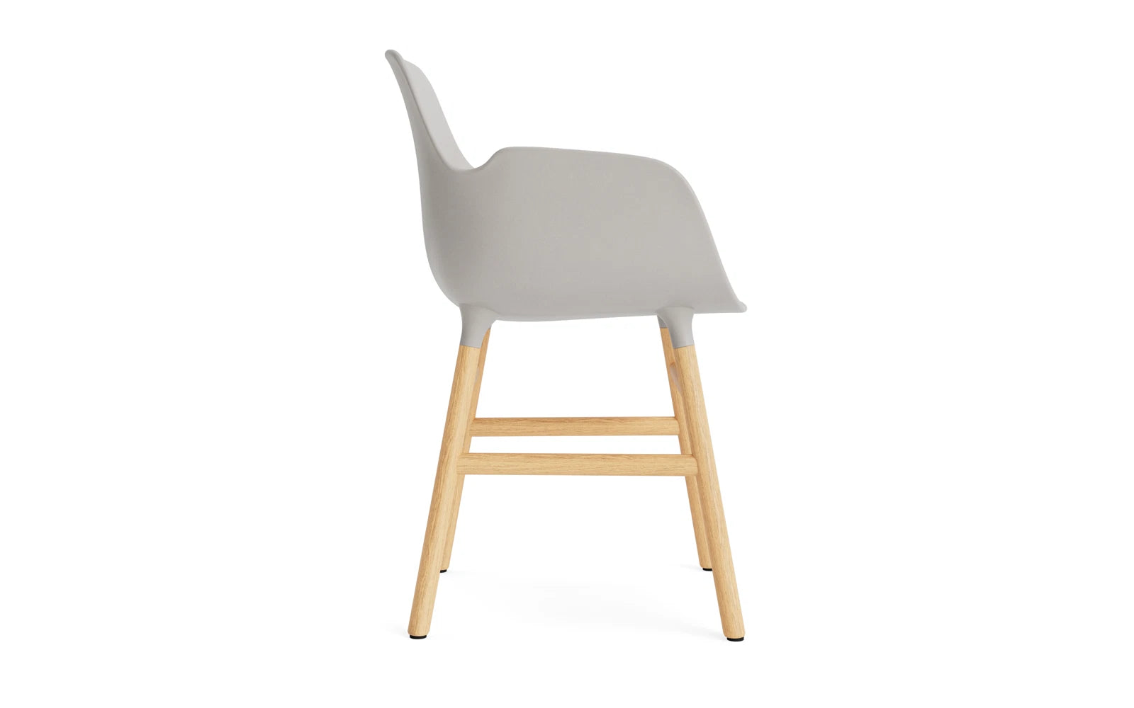 Entdecken Sie den Form Lehnstuhl in warmem Grau von Normann Copenhagen – ein elegantes Eichenmöbel, das zeitloses Design und hohe Qualität vereint.
