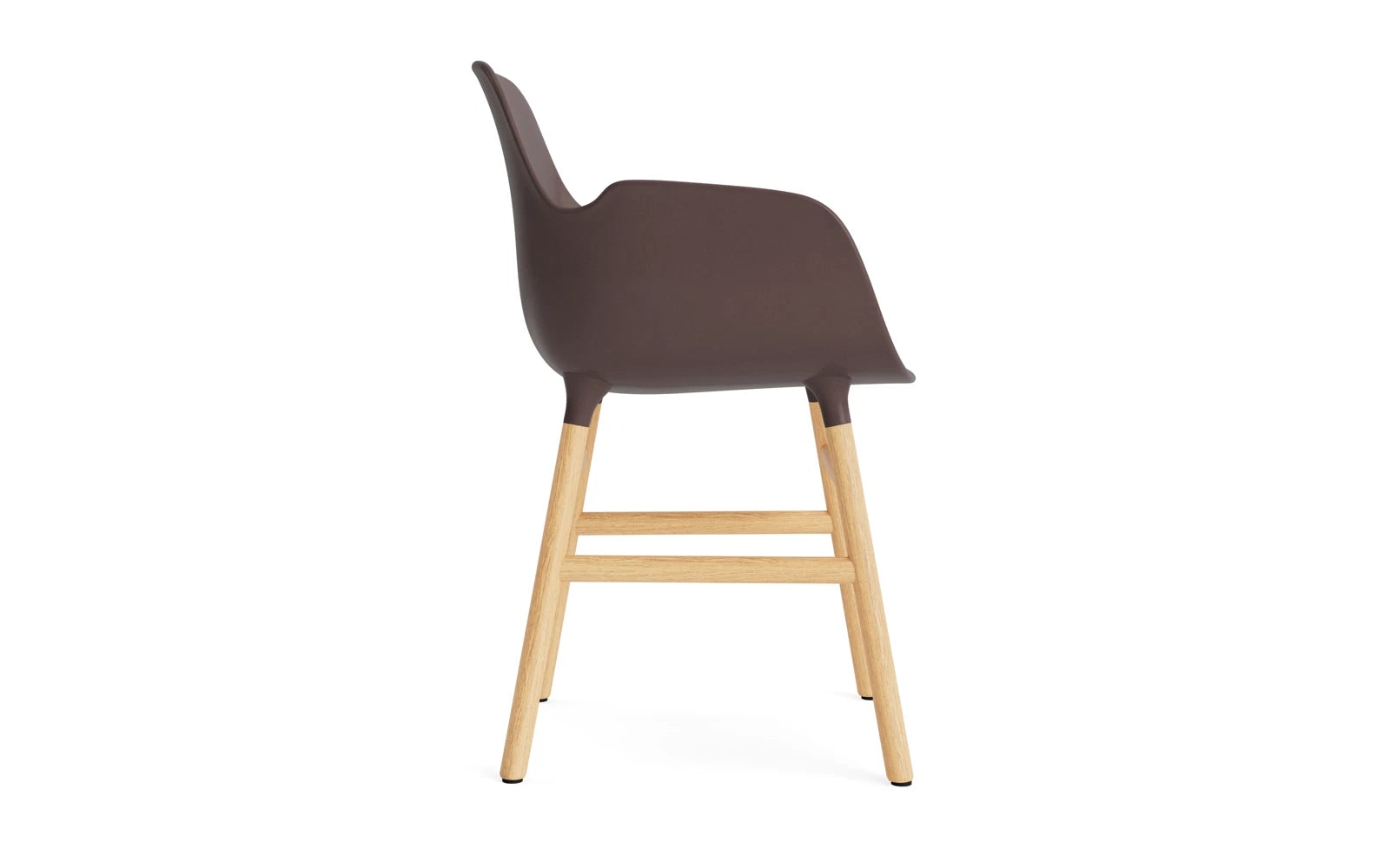 Entdecken Sie den Form Lehnstuhl Eiche Braun von Normann Copenhagen – ein skandinavisches Designstück, das Komfort und Stil vereint.