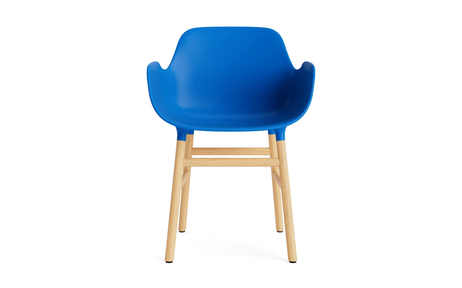Eleganter Form Lehnstuhl in strahlendem Blau von Normann Copenhagen, gefertigt aus Eiche, ideal für stilvolle Wohnräume.
