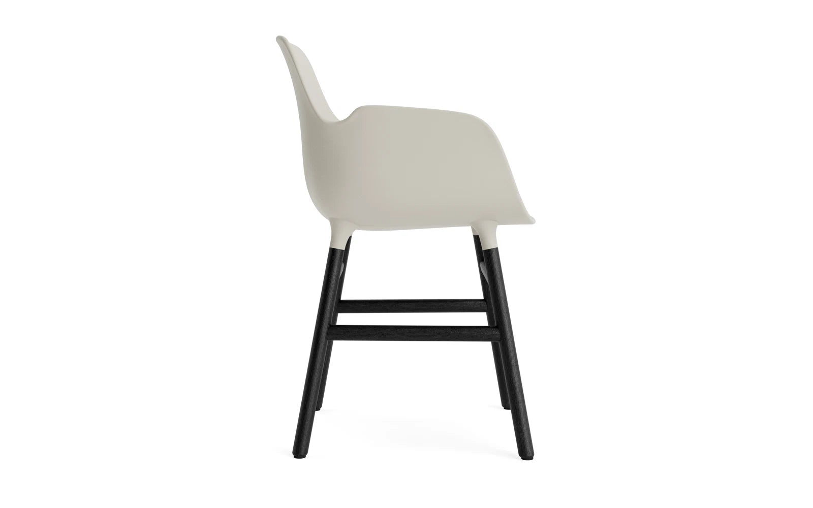Eleganter Form Lehnstuhl in sanften Hellgrau- und Schwarz-Tönen von Normann Copenhagen, perfekt für stilvolle Innenräume und entspannte Momente.