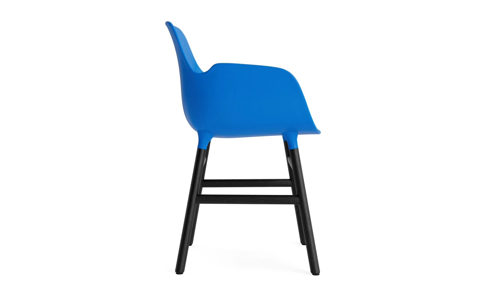 Eleganter Form Lehnstuhl in leuchtendem Blau und Schwarz, ideal für stilvolle Wohnräume und entspannte Momente.