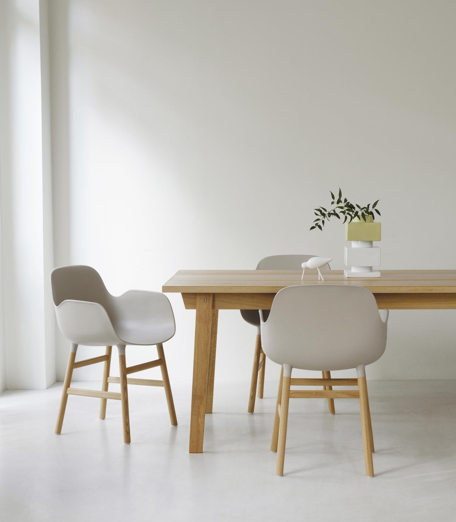Entdecken Sie den Form Lehnstuhl in leuchtendem Blau/Schwarz von Normann Copenhagen – ein elegantes Designhighlight für jeden Raum.