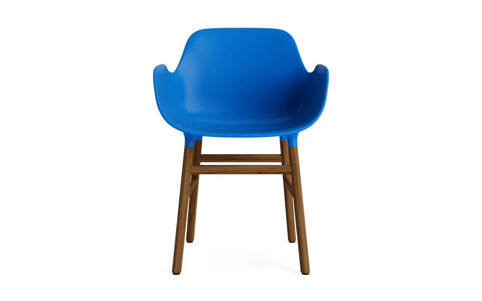 Erleben Sie den Form Lehnstuhl in strahlendem Blau und edlem Walnuss – ein zeitloses Möbelstück, das modernes Design und höchsten Komfort vereint.