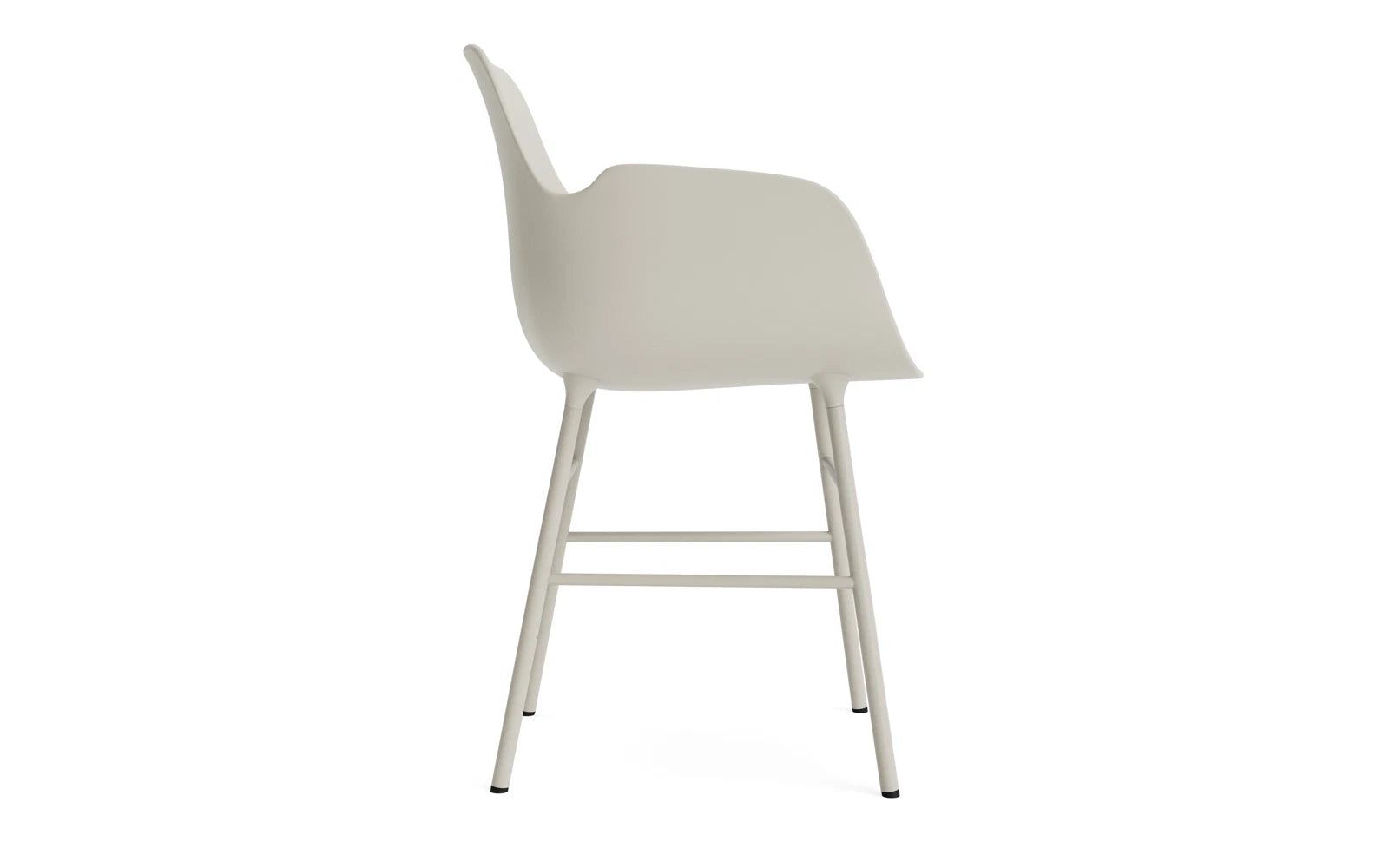 Eleganter Form Lehnstuhl in hellgrau von Normann Copenhagen, ideal für stilvolle Wohnräume und gemütliche Sitzgelegenheiten.