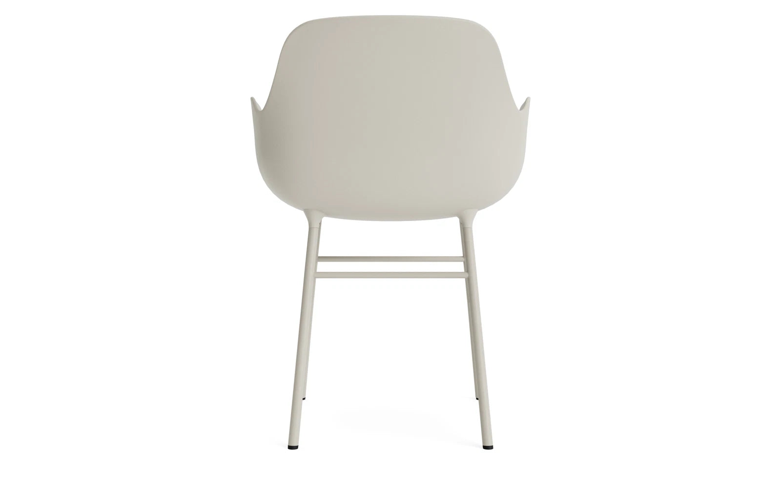 Entdecken Sie den stilvollen Form Lehnstuhl in hellgrau von Normann Copenhagen – ideal für zeitgemäße Wohnräume mit Komfort und Eleganz.