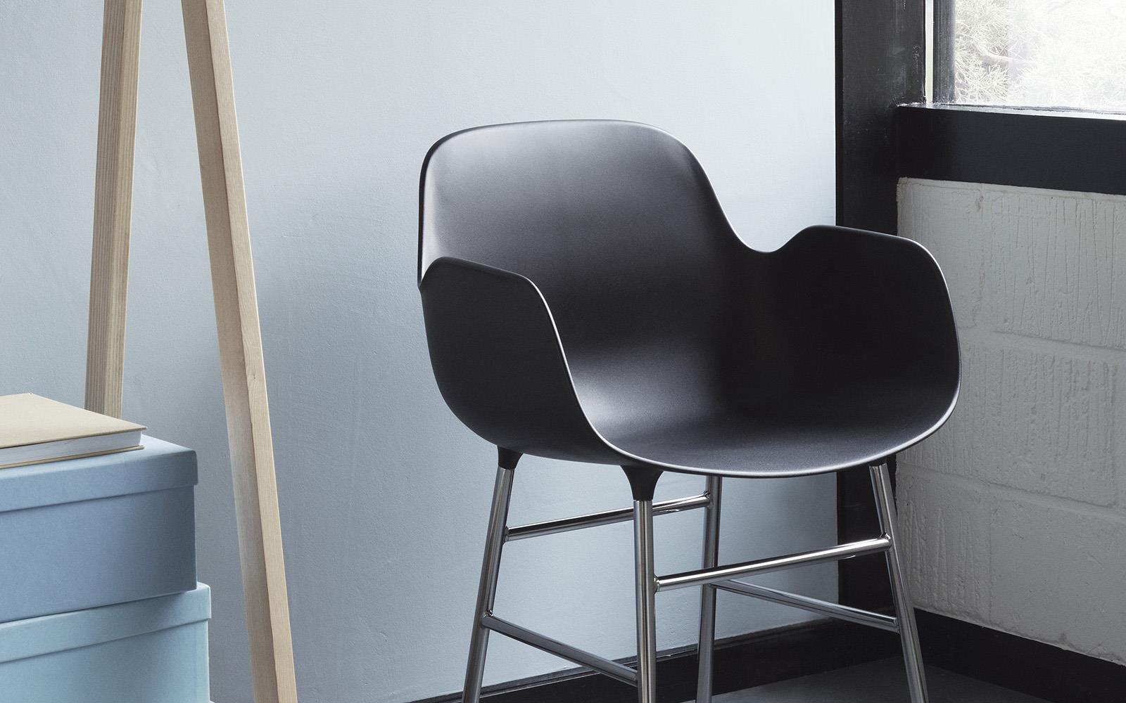 Entdecken Sie den Form Lehnstuhl in hellgrau von Normann Copenhagen – ein stilvolles, modernes Design, das Eleganz und Funktionalität vereint.
