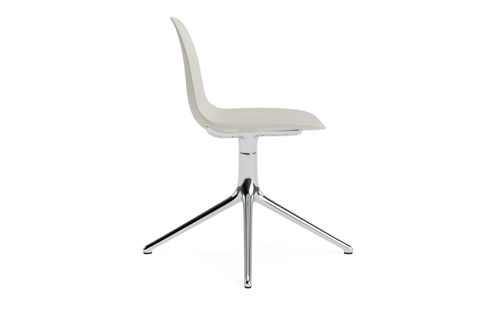 Eleganter hellgrauer Drehstuhl mit Aluminiumrahmen von Normann Copenhagen, ideal für stilvolle Büros und Wohnräume.